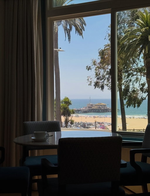 My LA Guide 🇺🇸 Save this for your next California escape.

📍 Stay
The Georgian Hotel @thegeorgian in Santa Monica. An Art Deco icon overlooking the Pacific, just steps from the Santa Monica Pier.

🎷 Evening
Don’t miss The Georgian Room, the hotel’s intimate jazz bar hidden beneath the hotel. 
 ⚾ Do
Catch a Dodgers game at Dodger Stadium. Even if you’re not a baseball fan, it’s an authentic LA experience.

🍸 Drinks
A cocktail at the Proper Hotel, Santa Monica.

🏄 Shop
Wander through Venice Beach’s independent surf stores before heading to Nick Fouquet, Bode, Object and Summer for some of LA’s best fashion, design and lifestyle shopping.

🥯 Breakfast
Layla Bagels, Gjelina, Gjusta or Butcher’s Daughter for a slow California morning.

🍽️ Lunch & Dinner
• The Ivy – an LA institution.
• Alisa Wine & Friends 
• RVR
• Zinqué WeHo
• San Damian