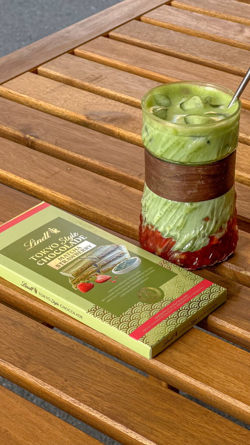 Matcha 🍵 or Strawberry 🍓?⁣
⁣
Trick question: Lindt Tokyo Style Chocolate does BOTH 🍫⁣
⁣
Think you can resist?⁣
⁣
#Lindt #TokyoStyle #ChocolateLovers #AfternoonTreats #StrawberryMatcha #SweetMoments