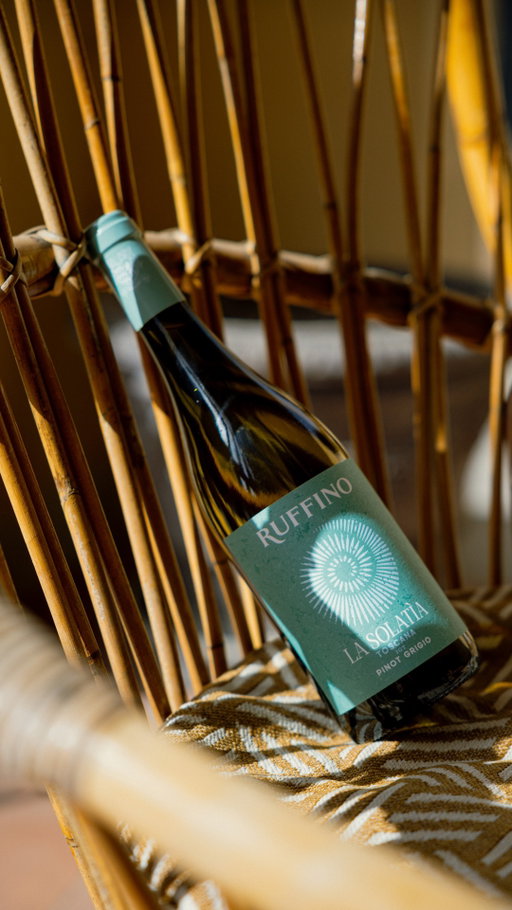 A solar Pinot Grigio, deeply representative of where it comes from.

A soil rich in limestone and travertine. Hand harvested grapes. A fermentation made in stainless steel vats and ceramic amphoras, to give texture and character to the wine. Aromas of pears, tropical fruits, broom and hawthorn.

This is La Solatìa Pinot Grigio Toscana Igt.

Discover → link in bio.

•

Un Pinot Grigio solare, profondamente rappresentativo del suo territorio d’origine.

Un terreno ricco di calcare e travertino. Uva raccolta a mano. Una fermentazione effettuata in vasche di acciaio e anfore di ceramica, per conferire consistenza e carattere al vino. Aromi di pere, frutti tropicali, ginestra e biancospino.

Questo è La Solatìa Pinot Grigio Toscana Igt.

Scoprilo → link in bio.

#Ruffino1877 #LaSolatìa #PinotGrigio