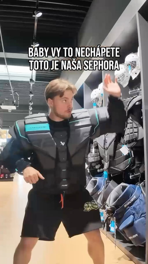 Kým niekto skúša parfumy a kozmetiku, my skúšame lapačky, vyrážačky a betóny. 😅🥅 @b_hockey_slovakia 

Každý má svoju Sephoru.

#LevelUpGoalies #GoalieLife #GoalieGear #HockeyGoalie
