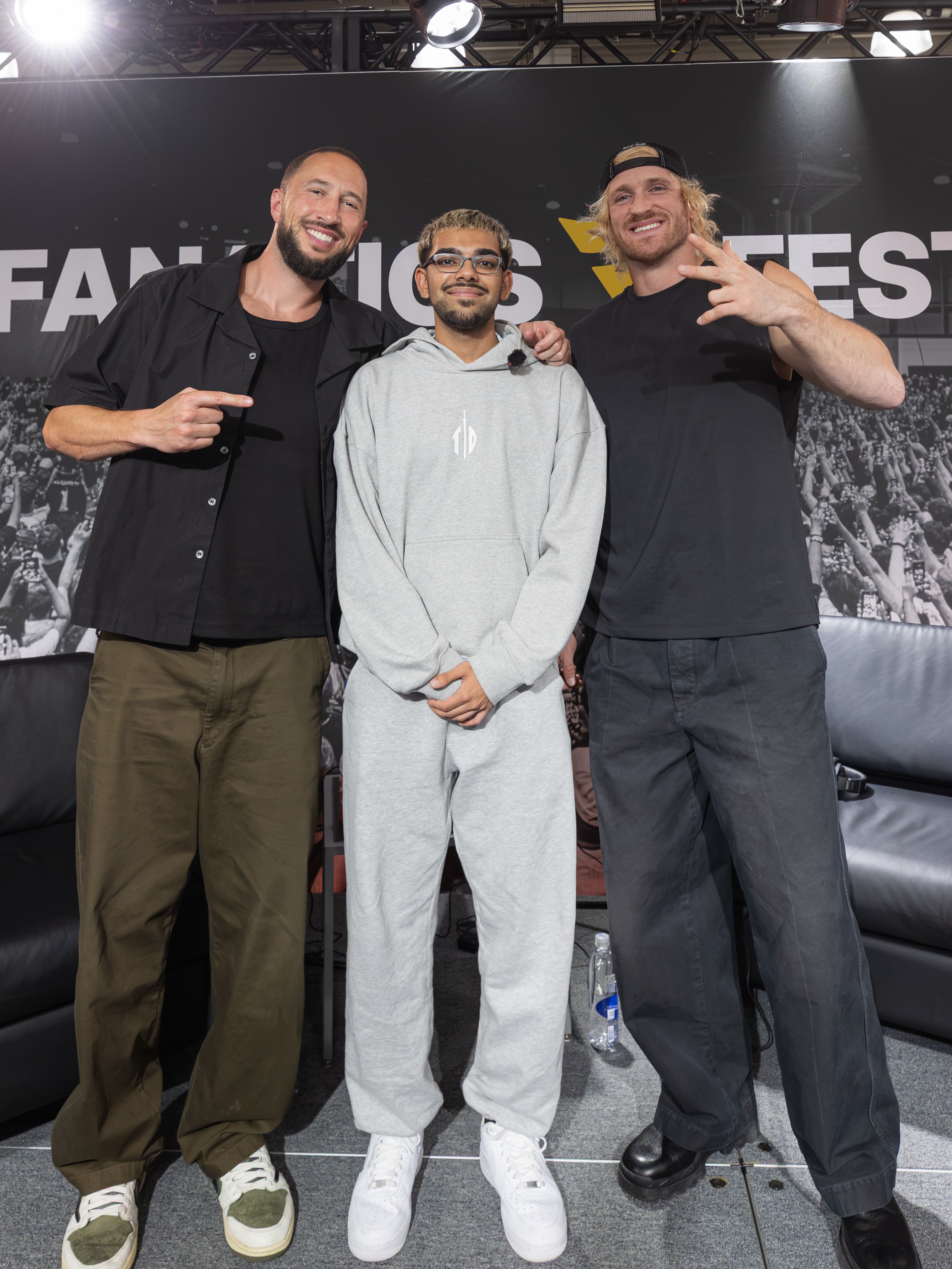 Controversial LIVE Streamer @n3onsingh joins the boys to discuss his open relationship with Iggy Azalea ❤️, fighting Ray for $1,000,000, getting jumped by 7 masked men, Jack Doherty going to prison, LeBron James & Giannis Antetokounmpo switching teams, streaming RUINING his life, 2018 Logan Paul, his rocky relationship with God, beef with Kai Cenat & more..

#kick #livestream #fanaticsfest