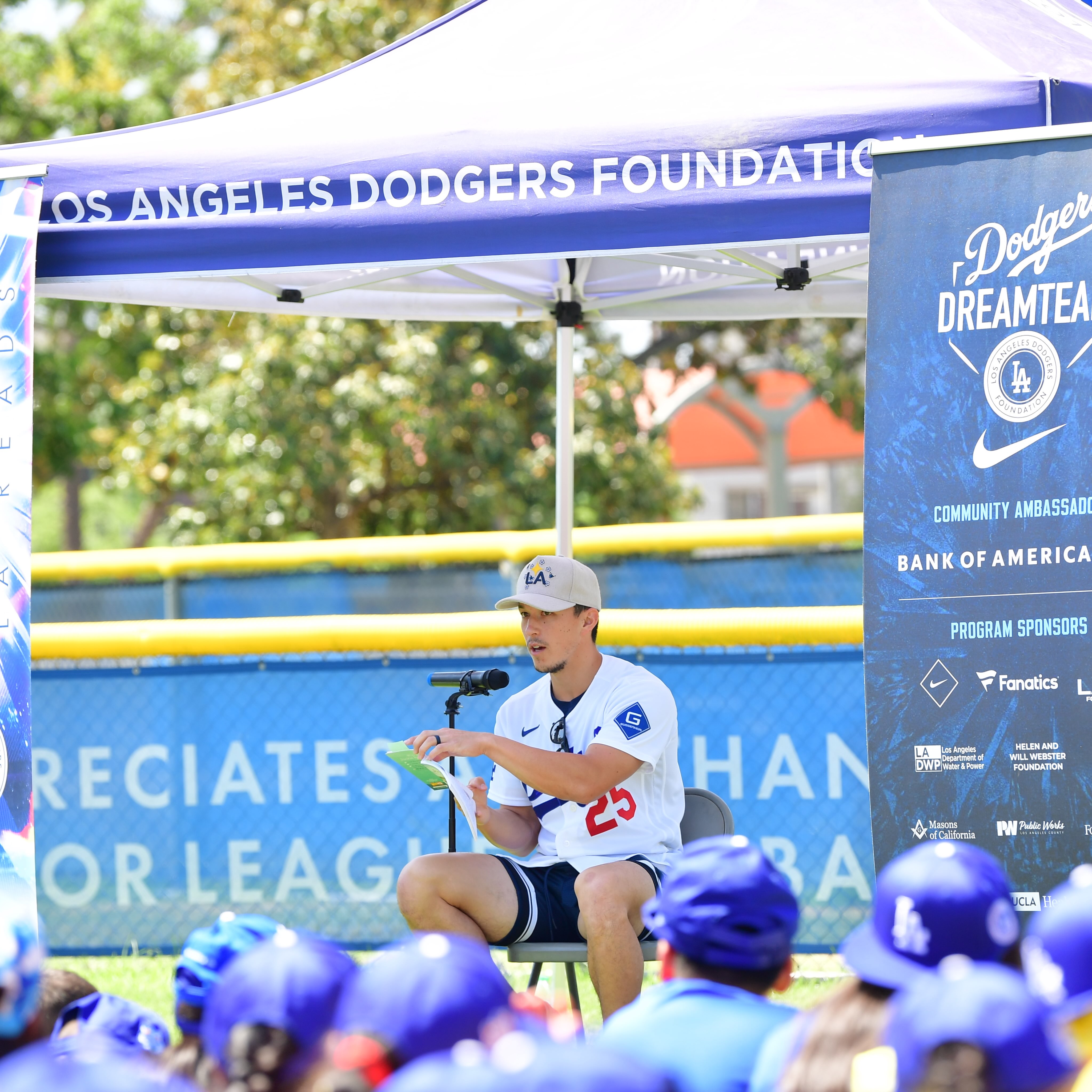 @tommyedman joined the Los Angeles Dodgers Foundation for a special LA Reads Storytime at the Lincoln Park Dodgers Dreamfields with Dodgers Dreamteam participants and local youth from the City of Los Angeles Recreation and Parks Summer Camp and YMCA of Metropolitan Los Angeles. Every participant received a book, bookmark and bobblehead. #BiggerThanBaseball