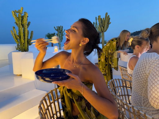 sushiiii, my gals & the most picturesque view 🥢 
@awaythatday