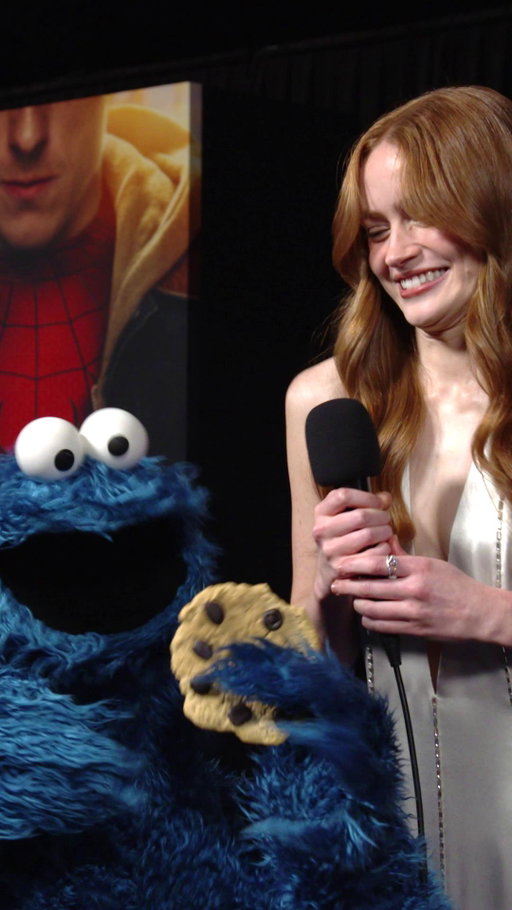 Sadie Sink is answering Cookie Monster's hard hitting questions at the Spider-Man Premiere Red Carpet! 💙🍪