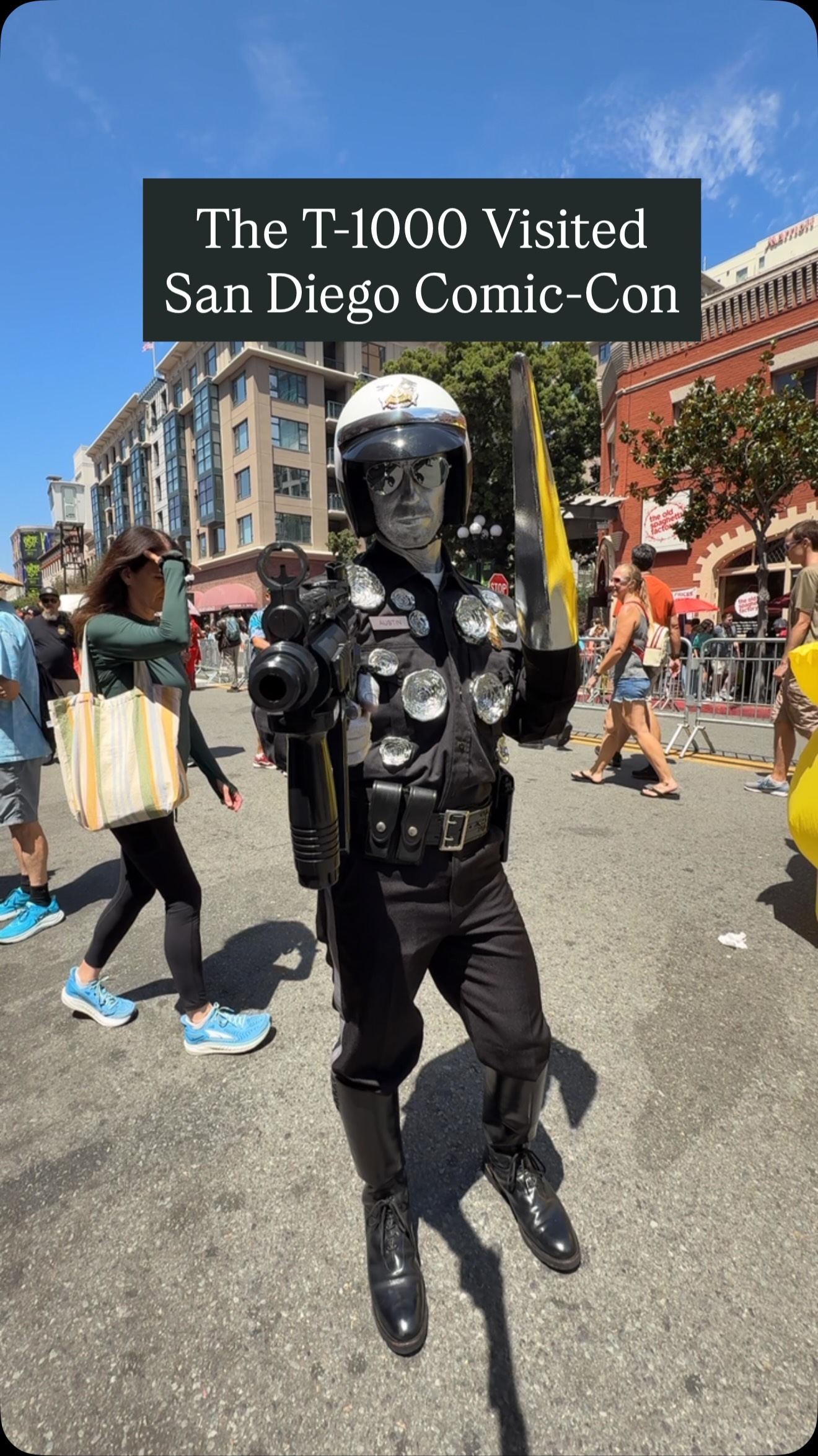 One of the coolest cosplay sightings at San Diego Comic-Con 2026 was this incredible T-1000 from Terminator 2: Judgment Day. From the chrome liquid-metal look to the iconic blade arm and police uniform, this build looked like it walked straight out of the classic film.

Would you stop for a pic?

#Terminator2 #T1000 #Terminator #Cosplay #SDCC