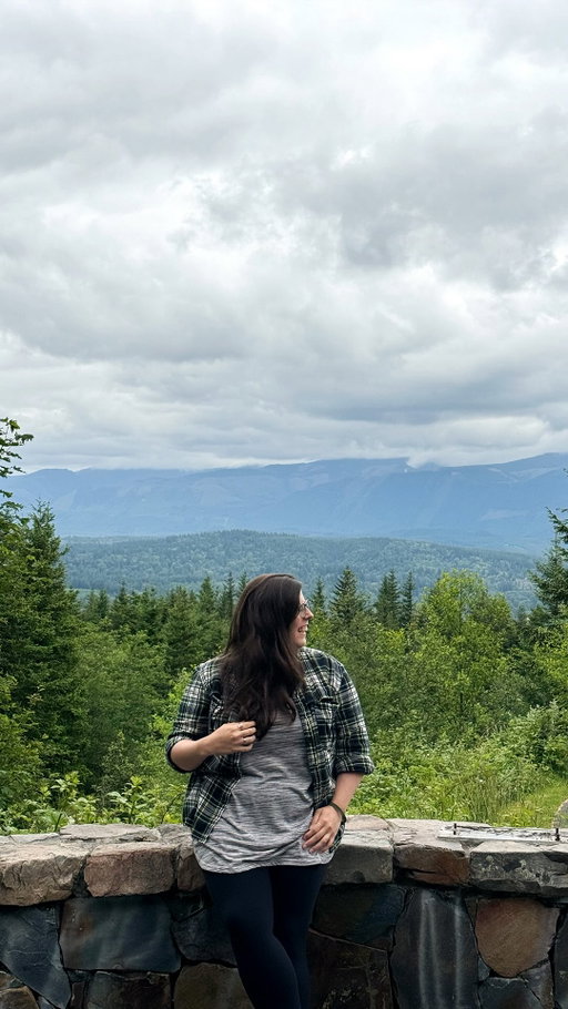 Share this for your next day trip. ⬇️ Who knew there was so much to do in this area starting just 30m outside of Seattle?!
.
I shared a few reels about my stay at Snoqualmie Casino & Hotel in May. Since we were in the area for that collab, I took it as an excuse to explore. This isn’t a part of that partnership...I just wanted to share all the fun things I got up and planned on my own.
.
Here were my favorite things we did and ate:

DO:
- Snoqualmie Falls
- Explored downtown Snoqualmie (loved @whitandco_, @snoqualmietradingco, @booksandbottles_pnw, and @artgalleryofsnovalley)
- Northwest Railway Museum
- Explored downtown North Bend (loved @erikalaureanodesign and @birches_habitat)
- Hang at the casino and spa @snocasino, or see a concert/show
.
EAT & DRINK:
- @rentsduebbq
- @saintsandscholars_pub
- @southforknorthbend
- @scottsdairyfreezenb
- @friendsandcoicecream
- @buckshothoney for BBQ
- @twedescafe for cherry pie (also famous because of Twin Peaks!)
- @pearlandstonewine
- @volitionbrewing
- @aretepnw for coffee
- @huxdottercoffee
- @vistaprimesteaksandseafood for fun theatrical desserts and steak
.
This was just what I got up to on my last visit. Want even more ideas? Comment “SNOQUALMIE” and I’ll DM you my full list of fun things to do in the area ➡️ https://www.emeraldpalate.com/things-to-do-in-snoqualmie-wa/
.
Then drop your favorite things to do in the comments so we can compare notes!
