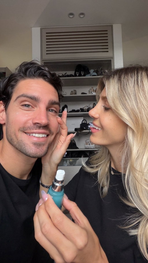 Cada pareja tiene su propia dinámica 🫰🏼 pero hay algo en lo que siempre coincidimos: esta rutina de hidratación de @VichyLaboratoires 🙌🏼✨

Nuestros dos infaltables de todos los días:
💧 Mineral 89 Booster 👉🏼 con su fórmula renovada, enriquecida con Ácido Hialurónico y Ácido Poliglutámico para una hidratación intensa.
👀 Mineral 89 Contorno de Ojos para una mirada más fresca e hidratada.

Porque cada uno tiene su rutina… pero los dos elegimos cuidar nuestra piel todos los días. ✨

#VichySkinCare