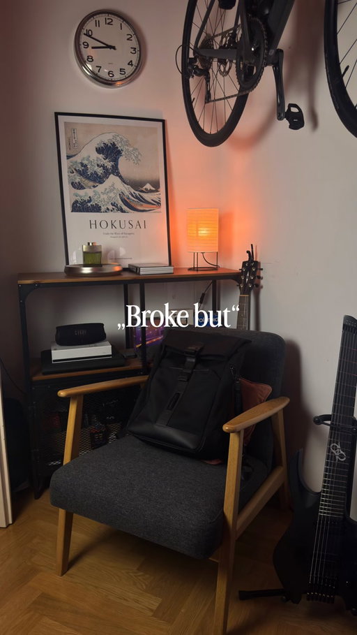 Greatful 😌🙏✨

#desksetup #nerdlife #apartmentliving #homedecor #interiorstyling