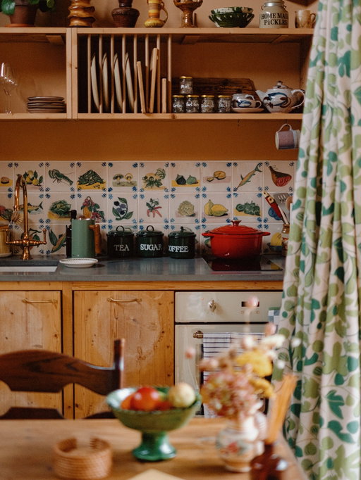 Back when things weren’t quite so warm out, Miguel and I whizzed down after work for a night at one of my favourite UK getaways, @glebehousedevon. It wasn’t long after they’d launched their Crows Nest cabins, two self-contained stays that would be ideal to spend a little longer in, thanks to their kitchen, cosy log burner and sunken tub on the balcony. 

As always with Glebe, everything is beautiful. The attention to detail will mean you’ll spend a good hour upon arrival ogling the paintings and books and ceramics that fill the place. I had to pull myself away fairly quickly, however, as we had a booking at the sauna that overlooks the surrounding rolling hills. 

Ad—gifted stay
