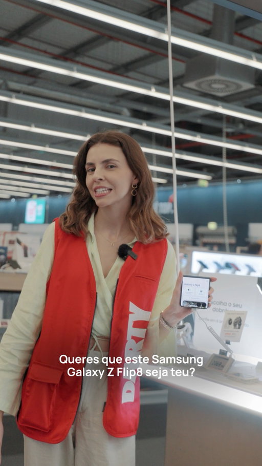 ⚠️ PASSATEMPO TERMINADO! Parabéns @ana_maneves ⚠️

PASSATEMPO SAMSUNG GALAXY Z FLIP8 

O teu feed precisa de ajuda e a culpa não é do teu "fotógrafo de serviço" 👀 Vamos oferecer o novo Samsung Galaxy Z Flip8, o telemóvel dos criadores de conteúdo, com FlexCam, câmaras com processador do Galaxy S26, Nightography 2.0 e Galaxy AI para salvar qualquer foto. 

COMO PARTICIPAR: 
📱 Segue @darty_pt 
📱 Identifica aquela pessoa que faz sempre de "fotógrafo de serviço nas férias" 
📱 Explica-nos porque é que, com este Samsung Galaxy Z Flip8, as vossas sessões seriam muito mais tranquilas 👀 
 
📅 Participa até 04/08 às 23h59. A justificação mais criativa (e que mais precise de um Z Flip8) vence! 🏆 

Descobre também os novos Galaxy Fold8, Fold8 Ultra e Galaxy Watch na tua loja Darty ou em darty.pt. Regulamento disponível na bio. Boa sorte! 🤞