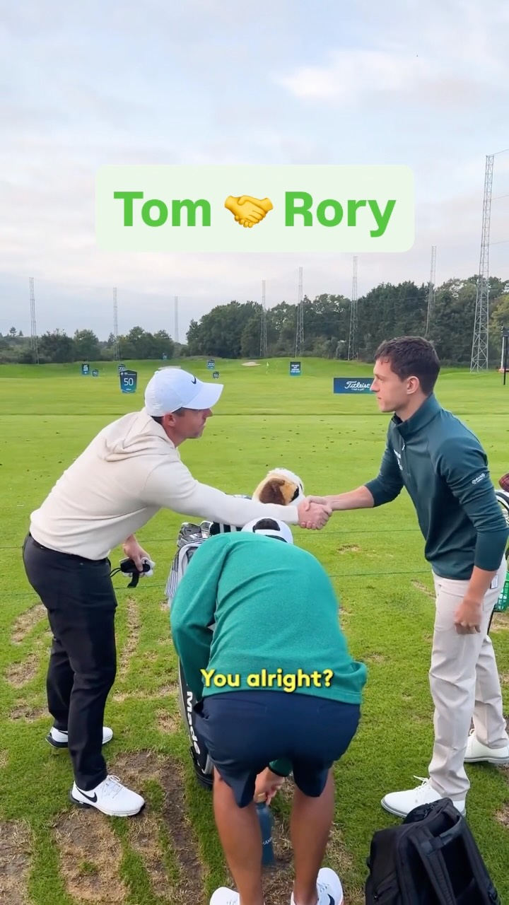 Tom Holland joins Rory McIlroy on the green. 🏌️‍♂️😅 (🎥: @dpworldtour)