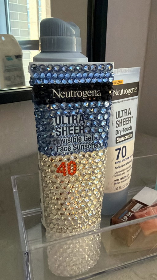 #NeutrogenaGifted sooo excited to be at Lollapalooza with @neutrogena 🩵a dream come true!! can’t wait to share some of my favorite affordable skincare finds!

#lollapalooza #brandtrip #roomdrop