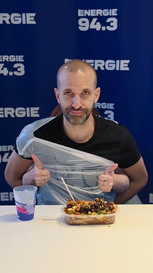 Manger une poutine pas de bras 🤣

Avec @martineau.olivier et @genevievehd 
📸 @audreanne_cabana

#trend #poutine #humour #été #fun