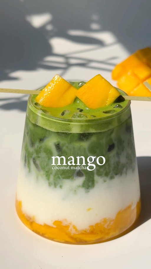 🥭🥥 mango coconut matcha

This recipe takes a little patience but you’ll get a strong mango flavor without having to heat it! 

No-cook mango syrup/puree
— 1 cup fresh mango chunks
— ½ cup sugar

Mix the mango and sugar together, then refrigerate overnight to draw out the juices.

Mango coconut matcha
— 2 tbsp mango syrup mixture
— 2 tsp (4 g) matcha
— 40 ml water at 175°F
— 150 ml coconut milk
— Ice

Instructions
— Muddle the mango chunks with the syrup at the bottom of a glass
— Add ice
— Pour in the coconut milk
— Slowly pour the matcha over the top for a layered effect
— Garnish with fresh mango chunks

#homecafe #matcharecipes #matchalover