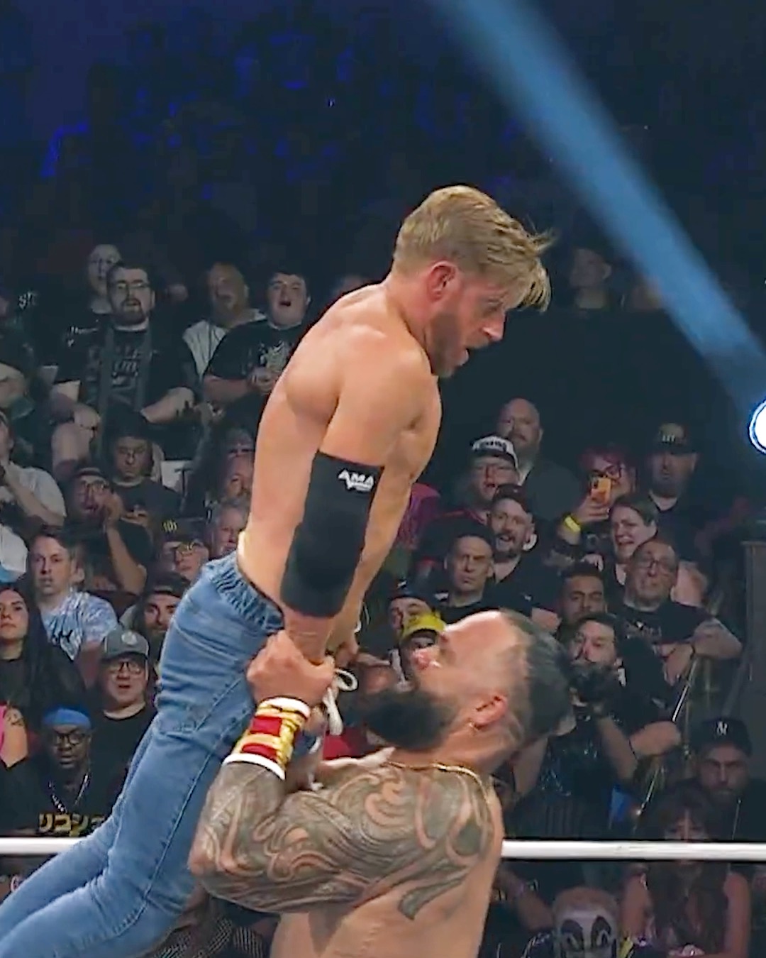 @Toa_Liona picks @OrangeCassidy up by the POCKETS 😱

#AEWDynamite is LIVE on TBS & streaming on HBO Max!