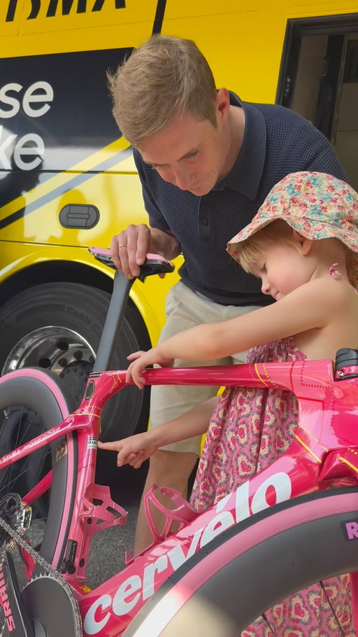 Matching the Giro bike in the cutest way.💗🚲🖤

#tourofdenmark