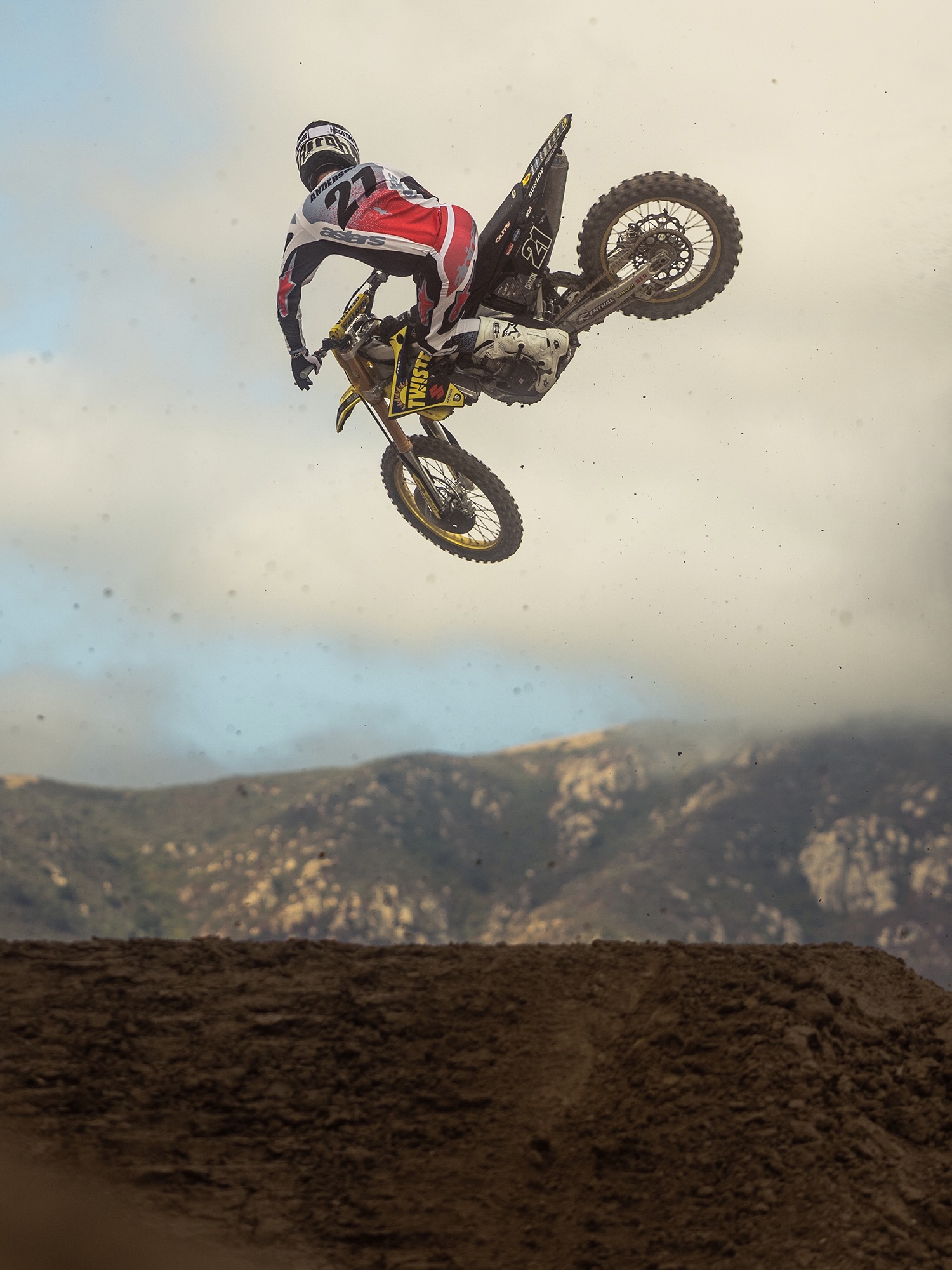 @elhombre21 breaking in the new collection 😎🔥 Not long now until the reigning @fimwsx World Champion is back in action, kicking off his title defense next weekend in Calgary 🇨🇦 Let’s goooo #JA21