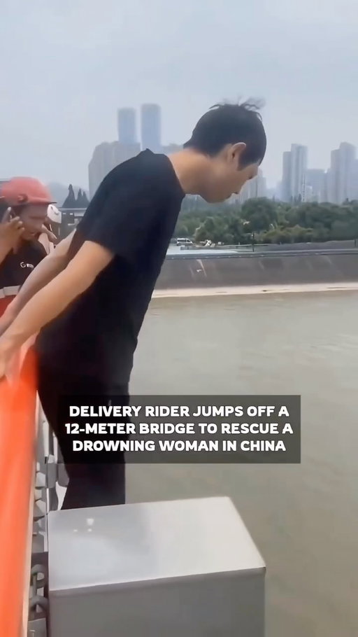 While delivering an order to a customer, Peng Qinglin noticed a woman in distress in the Qiantang River, Eastern China. A video of the incident shows the 31-year-old climbing over the railing of a 40-foot-high bridge before diving into the river to save her. He swam to the woman and guided her to a nearby fixed ladder, where they waited for help.
Police officers and rescue boats arrived shortly afterward and completed the rescue within 10 minutes. The woman was taken to the hospital and was discharged a few days later. In recognition of his courage, Hangzhou police honored Peng with the “Good Samaritan” title and awarded him 30,000 yuan. His employer also rewarded him with 50,000 yuan and offered him the opportunity to attend college free of charge.