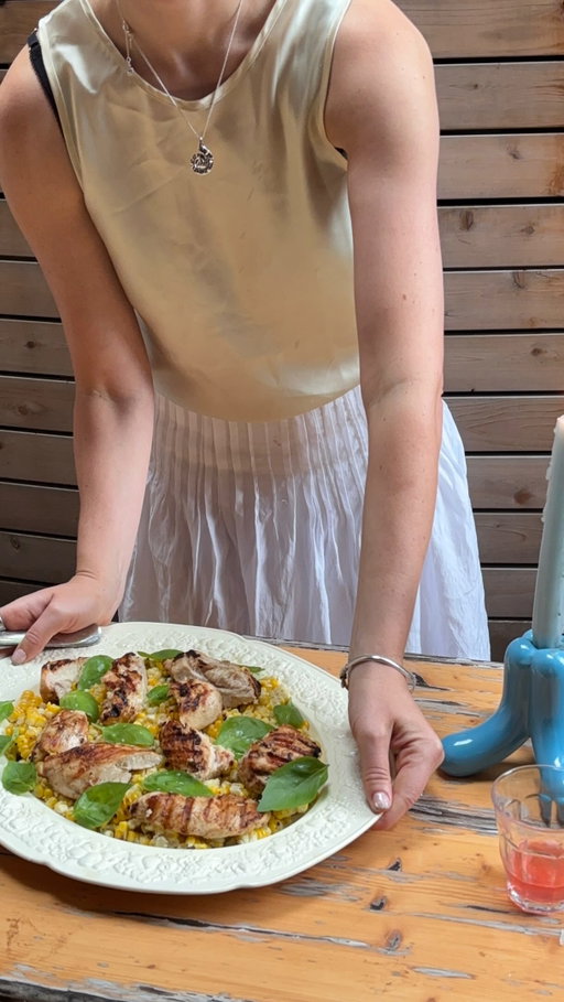 Les meilleurs soupers d’été, c’est souvent les soirées barbecue. Cuisiner avec les @alimentsqc , c’est vraiment une valeur sûre pour nous. Surtout pour les tartes aux fraises 🍓 #pub