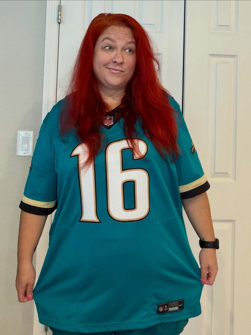 Them: idk @jaguars made jersey dresses 
Me: “they don’t- they fit when i bought them” 😂🐆
