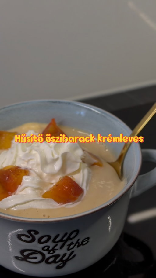 Hűsítő őszibarack krémleves 🍑 Na ki fogja kipróbálni?😋

Hozzávalók (4–6 adag)

10 db érett őszibarack
500 g görög joghurt
200 ml főző- vagy habtejszín
1 csomag vaníliás pudingpor
500 ml tej
2 csomag vaníliás cukor
2–4 ek cukor vagy méz (ízlés szerint)
1–2 ek citromlé
csipet só
késhegynyi fahéj (nem kötelező)

Elkészítés

1. A barackokat hámozd meg (forró vízbe 30–40 másodpercre mártsd, így könnyen lejön a héjuk).
2. Vágd fel, és tegyél félre 1-2 szép barackot a tálaláshoz.
3. A pudingport keverd simára a tejjel, majd főzd meg sűrűre. Hagyd teljesen kihűlni.
4. A kihűlt pudinghoz add a görög joghurtot, a tejszínt, a barackokat, a vaníliás cukrot, egy csipet sót és a citromlevet.
5. Turmixold teljesen simára.
6. Kóstold meg, és ha kell, tegyél még bele cukrot vagy citromlevet.
7. Tedd legalább 2–3 órára hűtőbe.