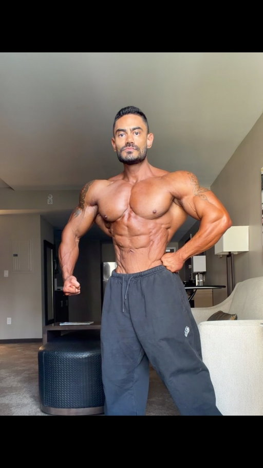 If you miss your mark on stage, I feel like all you do is begin to obsess about how you know you can look, and what you need to do to get there. At least that’s how I am. My body is like, “chill” while my brain is like, “LFG!” 😂. Anyway, imma keep dwelling on that note. I won’t get better until I do what’s necessary versus what’s wanted. #bodybuilding #fyp #nfgu #mensphysique @darcsport
