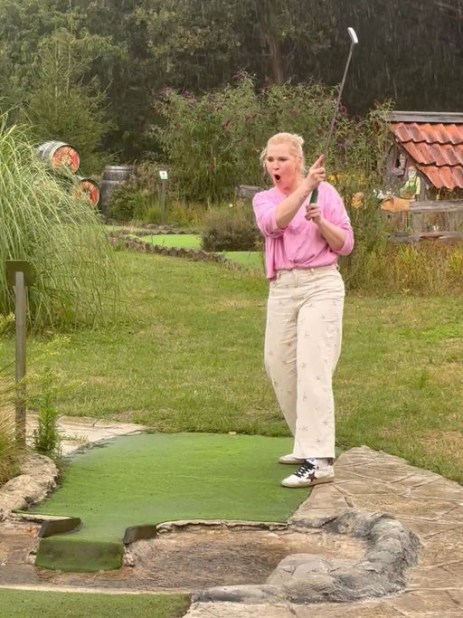 Azon még dolgoznom kell, hogy kicsit elegánsabb legyen az öröm 😋 Viszont, ha bárki, azt mondja nekem korábban, hogy a minigolf lesz, az egyik, olyan program, amit 10 év korkülönbséggel mindkét gyerek egyformán fog élvezni (és, hát mi is) akkor kinevetem. 
Aztán szakad az eső, és mi nem bírjuk abbahagyni❤️‍🔥💦💣