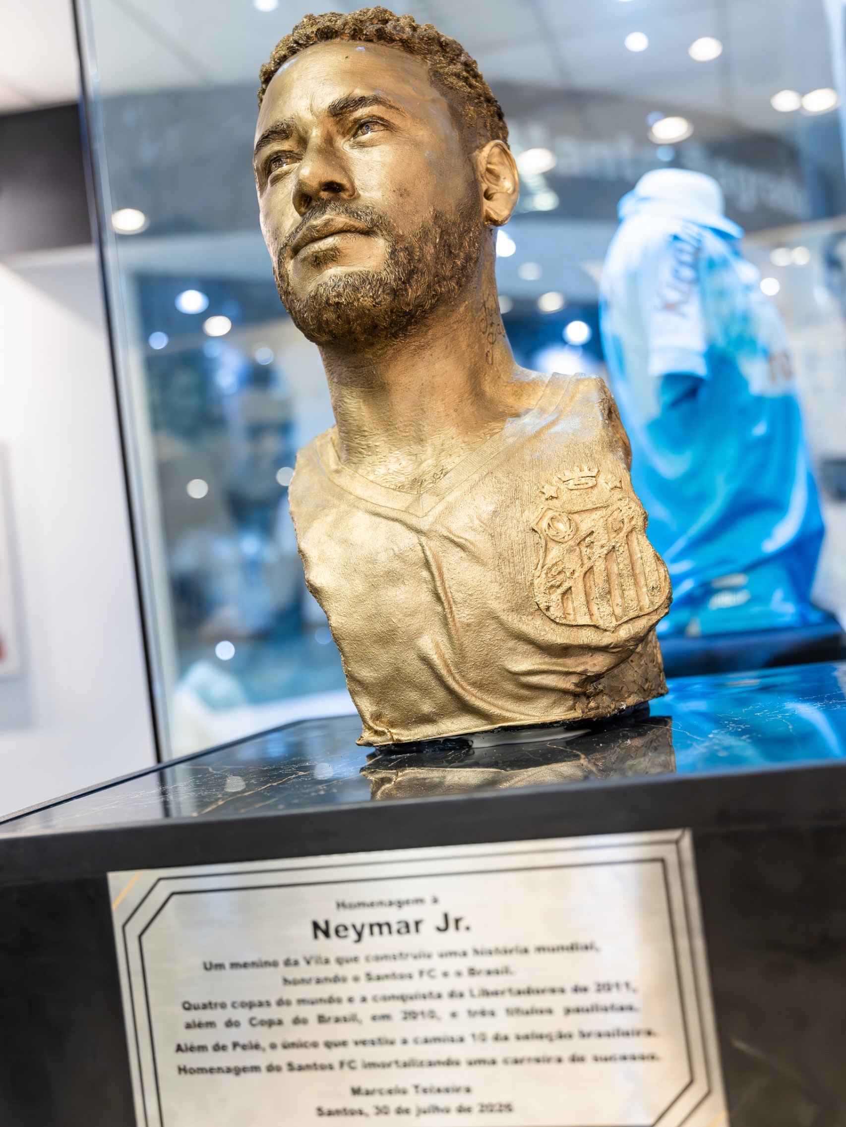 Hoje fui pego de surpresa… ser homenageado no seu time do coração é incrível. 
Fazer parte da historia do @santosfc é uma honra! 
Agradeço a Deus em primeiro lugar, a minha família e a toda nação santista que me acompanhou desde meus primeiros passos na base do SANTOS FC! 
Tivemos muitos momentos emocionantes e eternos… mas também tivemos momentos ruins e todos vocês estiveram ao meu lado. 
Sou um torcedor que está dentro do campo, lutando, brigando e dando tudo que eu posso a todo momento, já errei inúmeras vezes e ainda vou errar (espero que não) mas sempre querendo o melhor pro peixão! 
Obrigado NAÇÃO SANTISTA, por tudo 🤍🖤