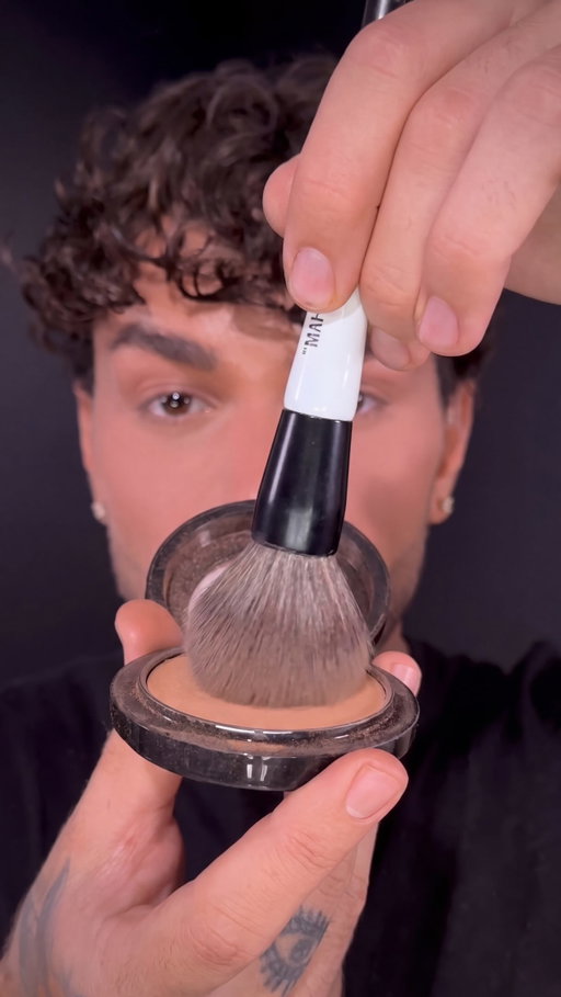 STOP APPLYING YOUR BRONZER LIKE THIS!! And start applying it LIKE THIS! 

@rhode cream bronzer 
@hudabeauty easy bake powder 
@maccosmetics give me sun bronzer 
@anua_global PDRN spray

#makeup #makeupartist #beauty #beautyhacks #makeuptutorial
