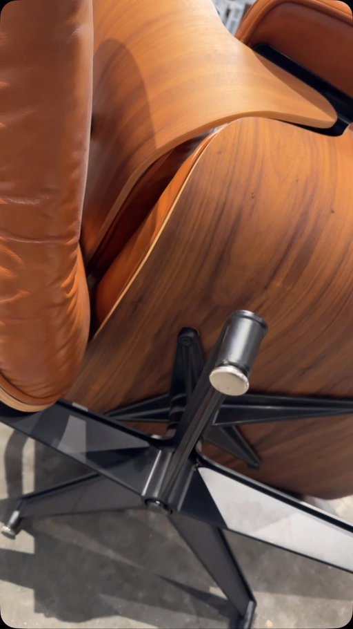 Do authentic Eames chairs have a maker’s mark? 🤔