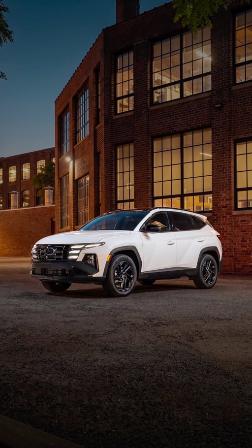 Switch to night mode. The TUCSON Hybrid Night Edition is available in Ash Black, Crystal White, Ecotronic Grey, and Shimmering Silver.
.
Passez en mode Nuit. Le TUCSON hybride édition Nuit est disponible en Noir cendre, Blanc cristal, Gris écotronique et Argent scintillant.

#HyundaiCanada #TUCSON
