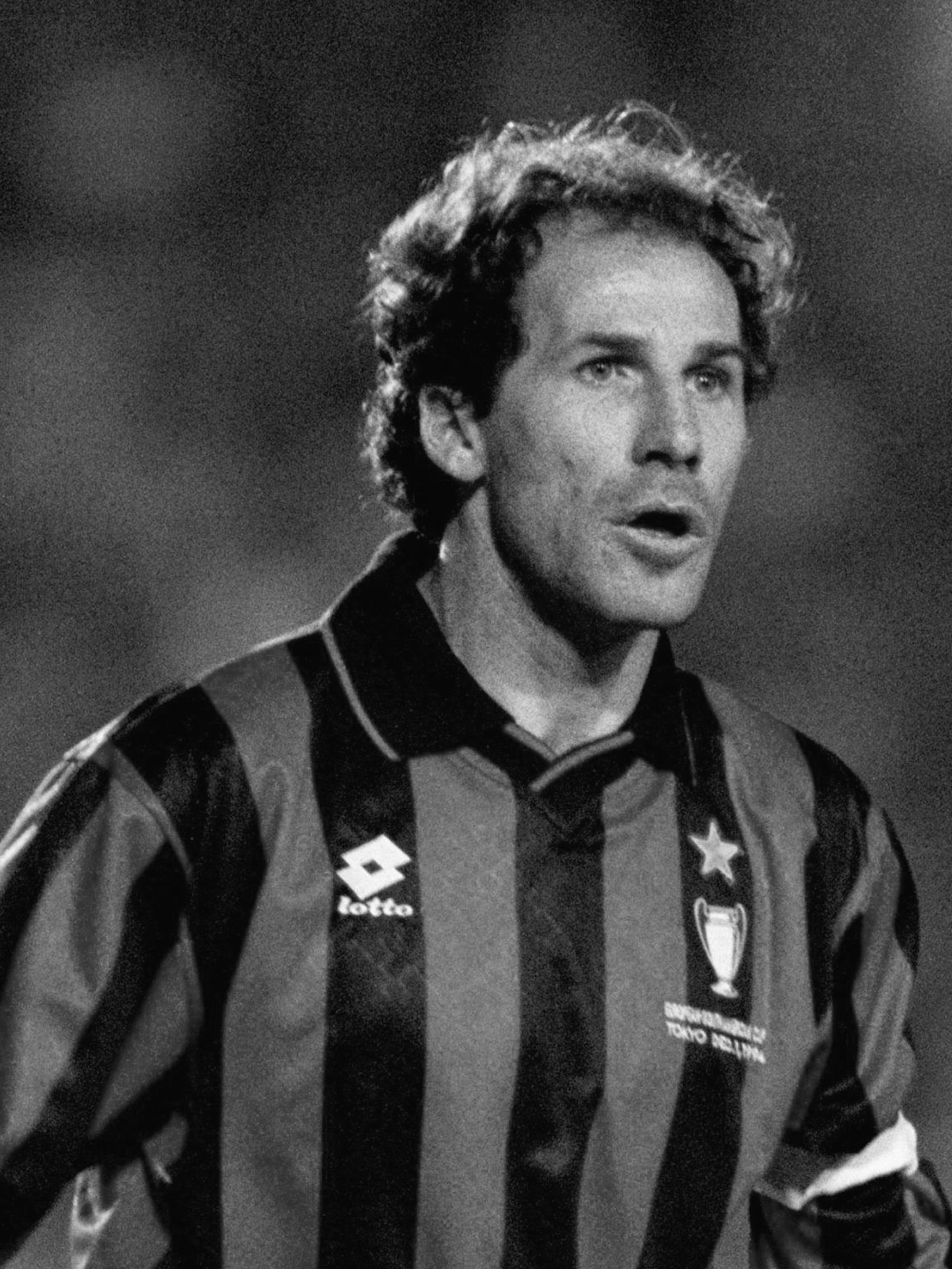 COMUNICADO OFICIAL
El Real Madrid C. F., su presidente y su Junta Directiva lamentan profundamente el fallecimiento de Franco Baresi, una de las más grandes leyendas del Milan, del fútbol italiano y del fútbol mundial.
El Real Madrid quiere expresar sus condolencias y su cariño a su familia y seres queridos, a sus compañeros y al club de su vida, el Milan..
La trayectoria de Franco Baresi ha estado marcada por defender la camiseta de un único club, el Milan, además de la selección italiana. Con el Milan jugó 719 partidos y ganó 3 Copas de Europa, 2 Copas Intercontinentales, 3 Supercopas de Europa, 6 Ligas de Italia y 4 Supercopas de Italia.
Con la selección de Italia disputó tres mundiales y se proclamó campeón del mundo en el de España 82, en la inolvidable final del estadio Santiago Bernabéu.
Franco Baresi ha fallecido a los 66 años de edad. Descanse en paz.
-
Real Madrid C. F., its president, and its Board of Directors deeply regret the passing of Franco Baresi, one of the greatest legends of AC Milan, Italian football, and world football.
Real Madrid wishes to express its condolences and affection to his family and loved ones, his teammates, and AC Milan, the club of his life.
Franco Baresi's career was marked by his dedication to a single club, AC Milan, as well as the Italian national team. With AC Milan, he played 719 matches and won 3 European Cups, 2 Intercontinental Cups, 3 European Super Cups, 6 Italian League titles, and 4 Italian Super Cups.
With the Italian national team, he participated in three World Cups and was crowned world champion in the 1982 World Cup in Spain, during the unforgettable final at the Santiago Bernabéu Stadium.
Franco Baresi has passed away at the age of 66. Rest in peace.
#RealMadrid