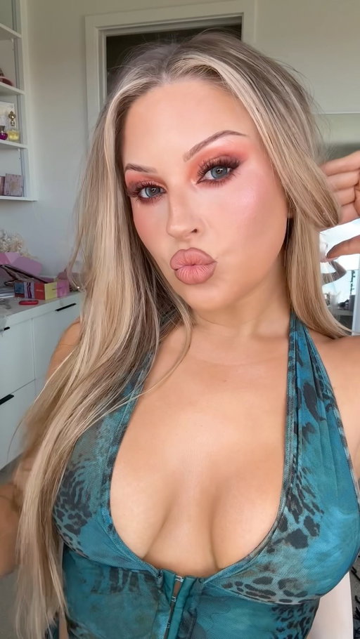 Grwm for my grwm 📹 tut is up on my yt now!! I loooove this eyeshadow sm 🩷😇