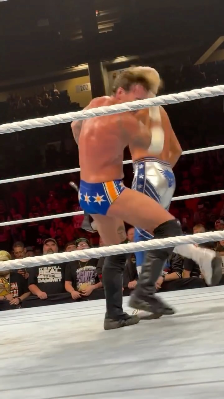 Cody Rhodes elbows CM Punk…by accident? 👀 

@brocklesnarguy 🎥 

#CMPunk #CodyRhodes #Summerslam #WWE #WWESpringfield