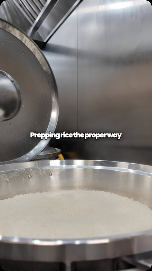 Everyone thinks cooking rice is easy until they have to do it for 100 people. 😮‍💨

One wrong measurement and the whole batch is ruined. It’s all in the muscle memory and exact routine. #bowlsofrice #riceprep #kitchenroutine #prepping #ingredients
