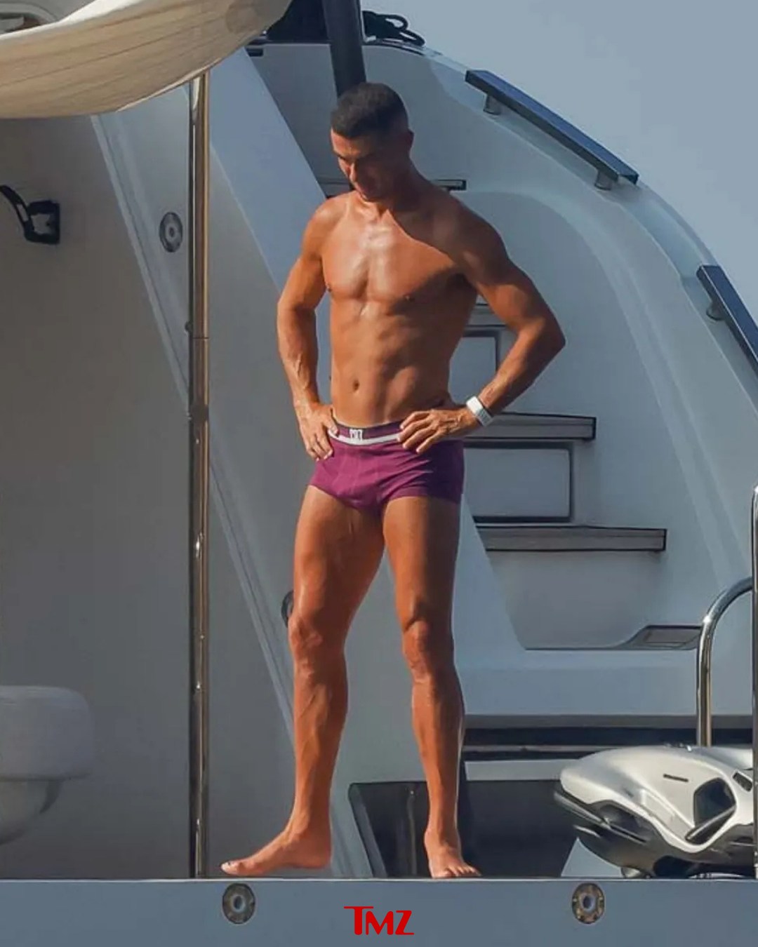 🔥👀 Just when you thought this summer couldn't get hotter ... here comes Cristiano Ronaldo, stripping down to his undies and flaunting his fit figure -- plus the bulge in his pants.

🎥: @backgrid_usa