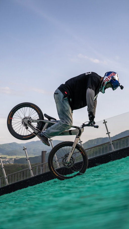 back wheel available: *lightly used* 👀 @tomomi_nishikubo