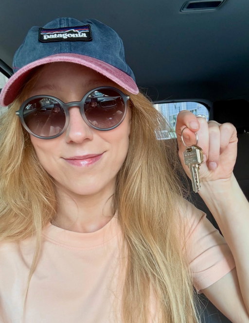 Byebye Montréal, je suis maintenant une Johanaise! Mario, Freddie, Lima, @juliendproulx et moi (Mode) avons déménagé sur la rive-sud. C’est malade! On a une haie de cèdres, un cabanon😍 et un voisin qui s’appelle Banjo.