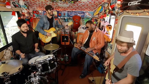 10,000 feet high with our friend @rooseveltcolliermusic at @tellurideblues ten years back. We're returning this year. 🤘 Full vid (and many others) on our friends @jaminthevan channel 💙

#RooseveltCollier #LapSteel #TellurideBluesAndBrews #LiveMusic #FridayVibes