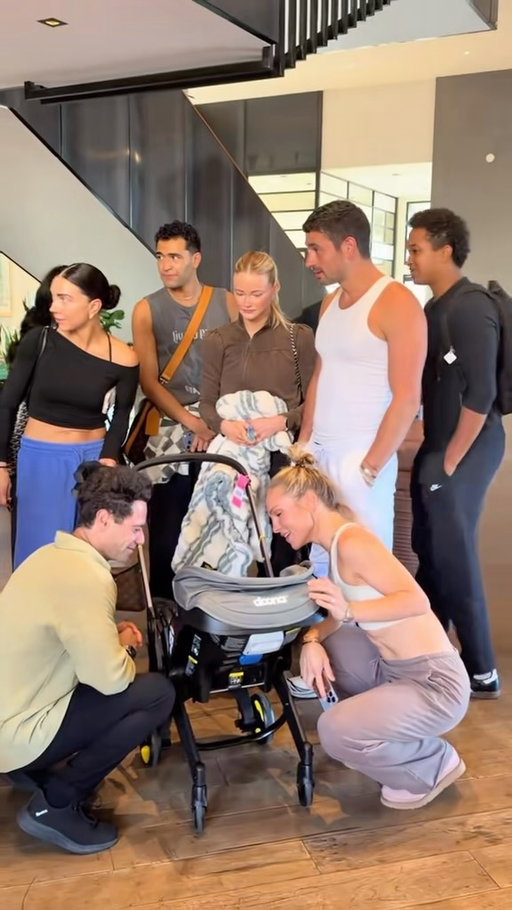 When the whole cast is baby obsessed 😍😍 thanks @lindsarnold for bringing baby Hayes to see us 

Also @janravnik in this video 😂