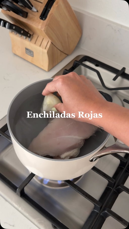Enchiladas Rojas recipe 🇲🇽⬇️

* 2 chicken breasts
* Corn tortillas
* 4–5 dried guajillo chiles
* 1–2 dried árbol chiles
* 1 tomato
* 1½ onions, divided
* 4–5 garlic cloves, divided
* 1 bay leaf
* Chicken bouillon, to taste
* Chicken seasoning, to taste 
* Salt and black pepper, to taste
* Oregano 
* Garlic powder 
* Reserved chicken broth
* Shredded cheese

1. Add the chicken to a pot with onion, garlic, a bay leaf, salt, pepper, and chicken seasoning. Cover with water and boil for about 15–20 minutes, or until fully cooked. Save the chicken broth, then set the chicken aside and shred it.
2. Remove the stems and seeds from the guajillo and árbol chiles. Add them to a pot with one tomato, half an onion, and a few garlic cloves. Cover with water and boil until softened.
3. Blend the softened chiles and vegetables with some of the reserved chicken broth. Add chicken bouillon and additional seasoning to taste. Strain the sauce, then pour it back into a pan and simmer for a few minutes.
4. Lightly fry the tortillas in oil until softened.
5. Dip each tortilla into the red sauce, fill it with shredded chicken, and roll it tightly. Arrange the enchiladas in a baking dish.
6. Pour the remaining sauce over the enchiladas and top with cheese.
7. Bake at 350°F until the cheese is completely melted.

•
•
•
#enchiladasrojas #mexicanrecipes #mexico #recetasmexicanas #mexico🇲🇽 

@caraway_home @vvsupremo @badiaspices @nutribullet
