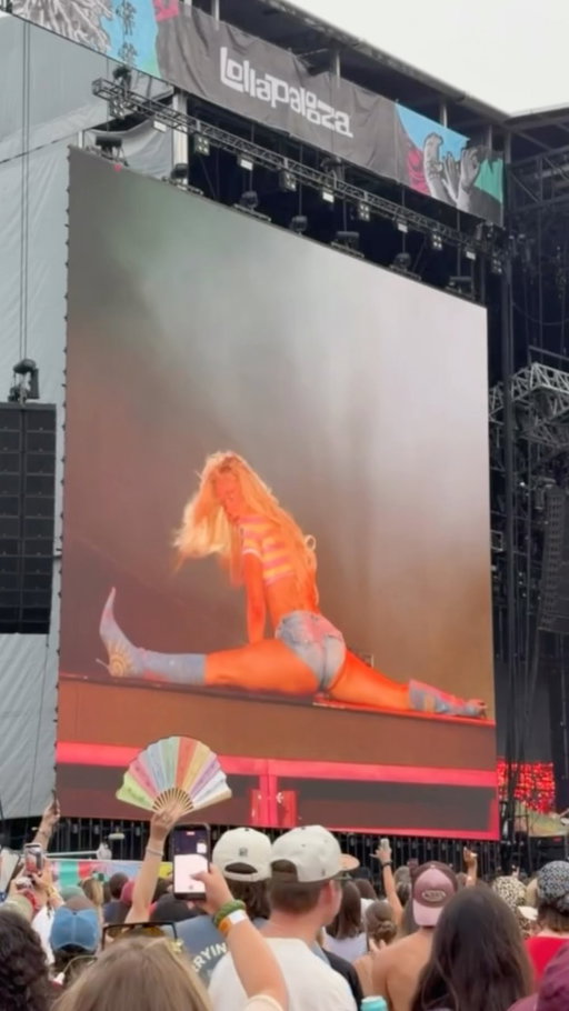 Zara Larsson hit the stage (and her iconic split) for her #lollapalooza set! collab with @kenzieannis dropping when??? 🐬🌺
#zaralarsson