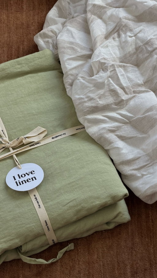 weekend made better with @ilovelinen 🤎

matcha x natural thick stripe, click the link below to shop my look. 
https://bit.ly/3QH2CG7 

#ilovelinen #linenbedding #bedroominspo #linen