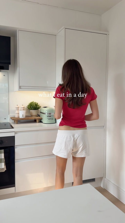 what I eat in a day 🍑🍵🌿
breakfast - peach overnight oats 
iced coconut matcha 
lunch - tofu grain salad 
dinner - stuffed sweet potato 

#healthyfood #whatieatinaday  #fulldayofeating #vegan #wellness