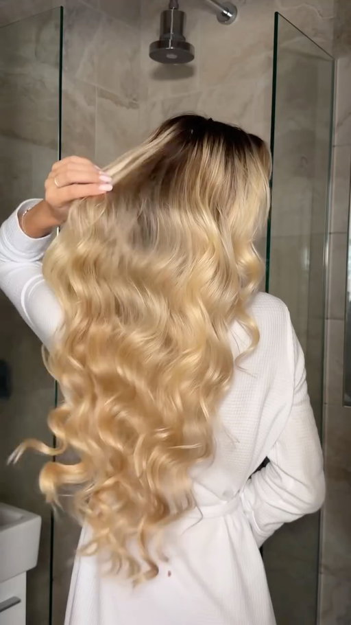 This might be my new favourite method for heatless curls 😍
Heatless curls: @mykitsch 
Texture Spray: @marianilastockholm 
Dry shampoo: @amika x @ellisbrooklyn