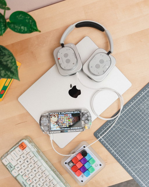 🛸 tech

#silver #macbook #edc #apple #retrogaming