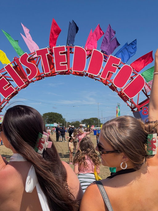 the perfect claw clip doesn’t exis….🏴󠁧󠁢󠁷󠁬󠁳󠁿🪩🥹 yes, yes it does ❤️ #wales #eisteddfod