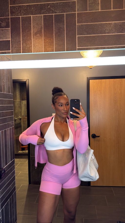 Bc why is your ego/confidence tied sOoOoOo tightly to a silly little letter or number?! 👀 *asked with love ofc* 💖 Let’s do better, ladies! Sincerely, your size large/XL big sis.
.
Wearing @oneractive | code: DANYELE to save!
.
.
#bigsisteradvice #sizing #gymgirl #girls #oneractive