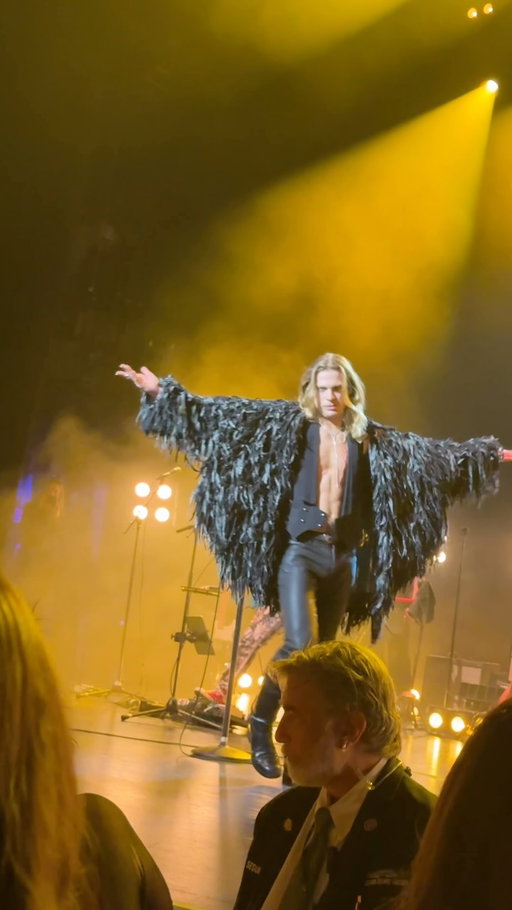 Are we loving this look?! I am obsessed 🤩 

Sam Reid performs in New York City as the Vampire Lestat 

#lestat #samreid #thevampirelestat #interviewwiththevampire #iwtv
