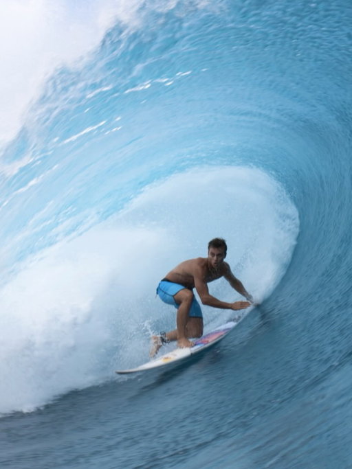 When you know Teahupoʻo this well, one leg and going switch stance is all you need. @kaulivaast😜🤯 swipe ➡️ 🎥 @hampositive
